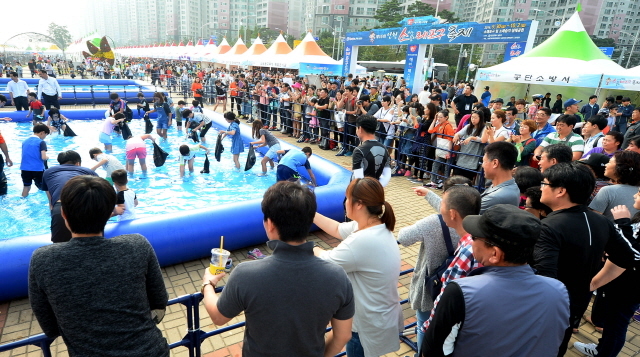 크기변환_1면 20161001 2016 인천 소래포구축제JUN_1235.jpg
