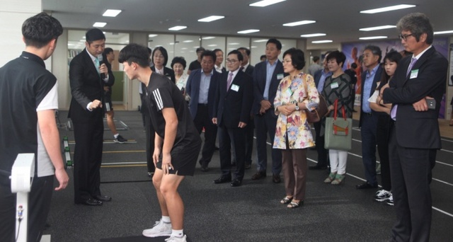 ▲ 30일 열린 경기스포츠과학센터 개소식에서 정연성 센터장이 내빈들에게 체력 측정 방법을 설명하고 있다.경기도체육회 제공