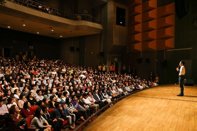 ▲ 지난 30일,'김제동의 어깨동무 토크콘서트'에서 방송인 김제동이 강연을 하고 있다.