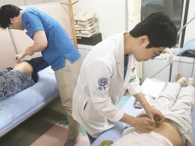 ▲ 사본 -[사진설명] 30일 부천자생한방병원 의료진이 ‘제 8회 건강박람회’를 찾은 어르신들에게 침~
