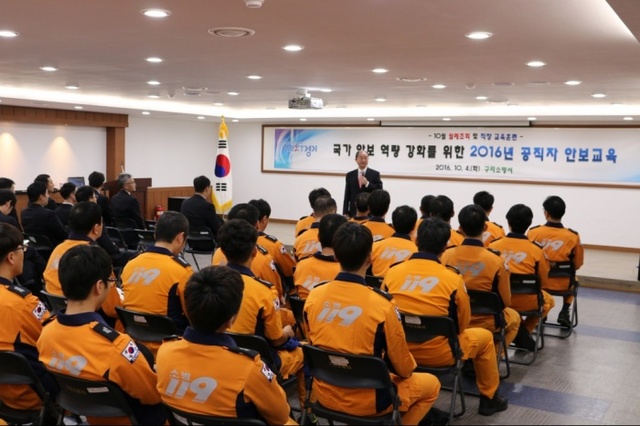 ▲ 안보의식에 대한 강의하고 있는 외래 강사