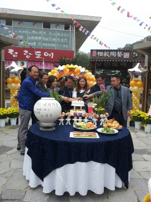 ▲ 이천 사기막골 도예촌잉 가을 축제가 열리고 있는 가운데 경기행복시장 선정을 조졍돈 시장 등이 축하하고 있다.(사진=이천시)