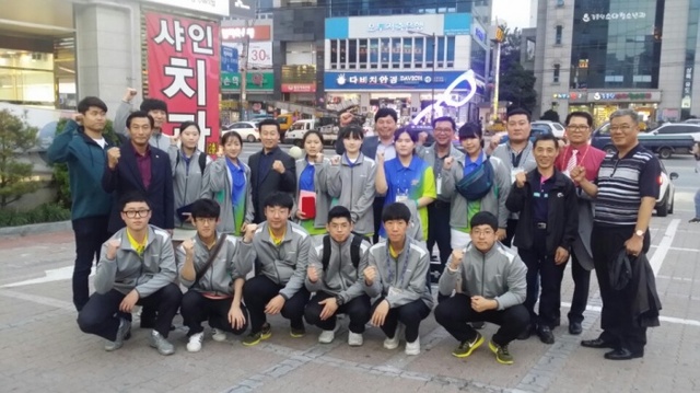 ▲ 제97회 전국체전 볼링 사전경기인 고등부에서 금메달 5개를 획득한 경기도대표 선수와 임원들이 기념촬영을 하고 있다.경기도볼링협회 제공