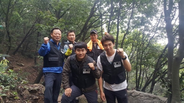 ▲ 인천 남부경찰서 형사과 직원들이 문학산 일대에서 순찰 활동을 펼치고 있다.