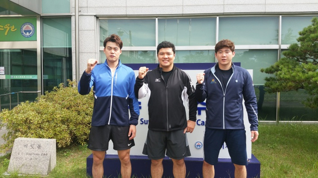 ▲ 실업 씨름의 체급 최강자인 용장급 이승호, 역사급 이주용, 용사급 임태혁(왼쪽부터)이 제97회 전국체전 씨름 일반부에서 수원시청의 11년 연속 금메달 획득 행진을 이어가겠다며 화이팅을 외치고 있다.