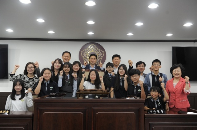 ▲ 16-1.생연중 학생들 동두천시의회 견학 및 체험