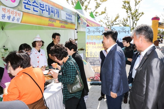 ▲ 5일 계양맛집 맛자랑 품평회 및 먹거리장터에 참여한 주민들이 한 음식점 부스에서 시식을 하고 있다. /계양구청 제공