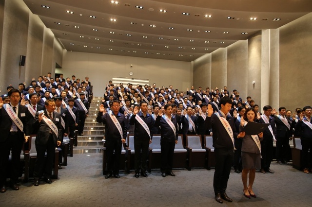 ▲ 가스안전 결의대회에서 삼천리 임직원들이 가스안전 결의문을 낭독하고 있다
