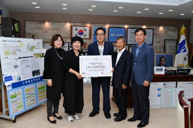 ▲ 02 양평 더그림과 탤런트 오미연, 이웃돕기 성금 전달(1)