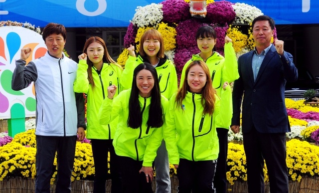 ▲ 제97회 전국체육대회 여자 일반부 마라톤에서 '에이스'의 부재 속에서도 투혼의 레이스를 ?치며 개인전과 단체전 동메달을 획득한 경기도청 이홍식 감독(오른쪽)과 배재봉 코치(왼쪽)를 비롯한 선수들이 파이팅을 외치고 있다.전형민 기자
