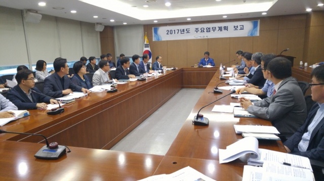 ▲ 이천시 조병돈 시장이 각 국·소·담당관별 팀장급 이상 공무원이 참석한 가운데 ‘2017년도 주요업무계획 보고회’를 갖고 있다.(사진=이천시)
