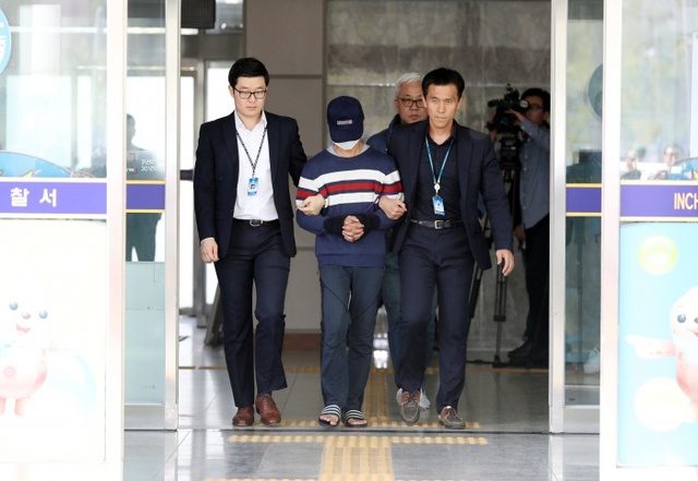▲ 생후 2개월난 딸을 제대로 먹이지 않아 숨지게 한 20대 비정한 아빠가 12일 구속전피의자심문(영장실질심사)를 받기 위해 인천 남부경찰서 소속 경찰관들의 손에 이끌려 경찰서를 나서고 있다. 이인엽기자