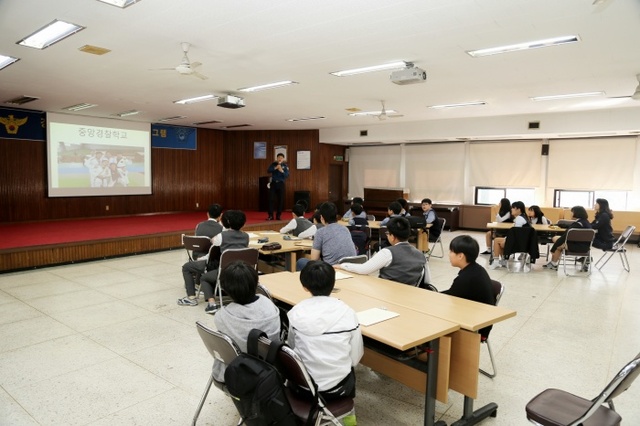 ▲ 광명경찰서는 지난 12~13일까지 경찰서 강당에서 관내 중학생들을 대상으로 경찰관 직업체험 진로프로그램을 운영했다.