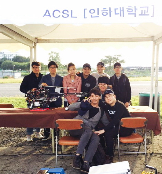 ▲ 인하대학교 ACSL팀이 최근 한국항공대에서 열린 제14회 한국 로봇항공기 경연대회에 참여해 정규 부문에서 우수상을 수상했다. 고동현 팀장(항공우주공학과 석사 4차) 등 8명의 ACSL팀이 기념촬영을 하고 있다. 인하대 제공