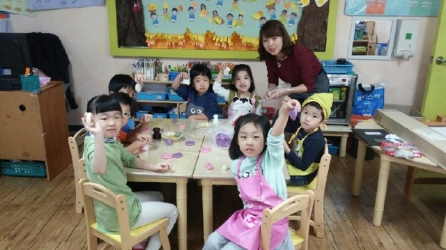 ▲ NH농협 의왕시지부, 어린이 떡만들기 체험