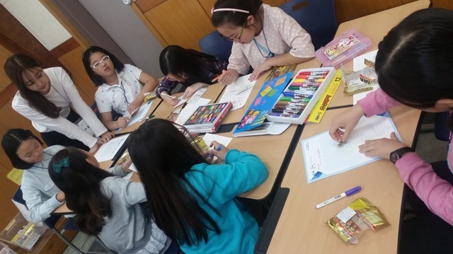 ▲ 지난 15일 인하대학교 문화예술교육원은 인하대 학생회관에서 인천시내 초등학교 4~5학년 학생을 대상으로 하는 통합 문화예술교육 프로그램인 ‘점·선·면으로 짓는 세상’을 개강했다. 첫 수업에 참여한 학생들이 점·선·면으로 표현한 나만의 이름표를 만들고 있다. 인하대 제공