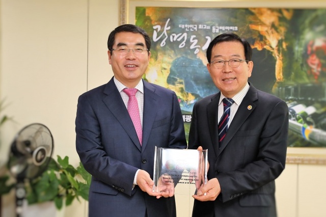 ▲ 양기대 광명시장이 지난 14일 세계 창의력 올림피아드를 주최하는 세계DI로부터 감사패를 받았다. 광명시 제공
