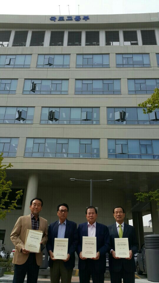 ▲ 굴포천국가하천부천시민추진위원회 민맹호 공동위원장(왼쪽 세번째) 등이 굴포천 국가하천 지정을 촉구하는 시민 서명부를 지난 13일 국토교통부와 기획재정부에 전달했다.