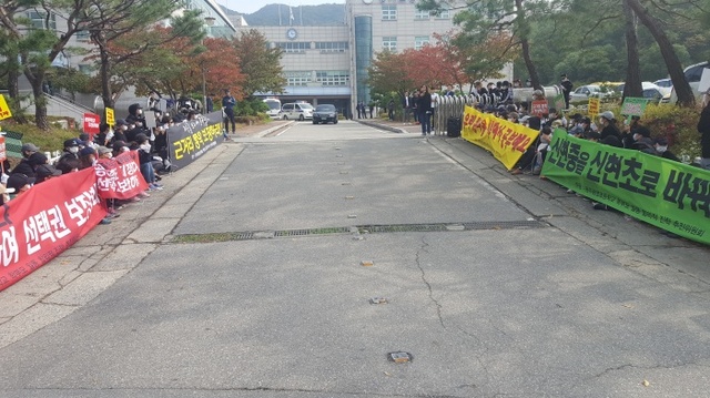 ▲ 오포읍 신현,능평리 일대 주민들로 구성된 ‘합리적진학추진위원회'주민 200여명은 17일 오전 광주하남교육청 정문 앞에서 집회를 열고 “신현중학교 졸업생이 인접 분당구의 고등학교로 진학 할 수 있도록 진학 방법을 변경해 달라”고 촉구했다.
