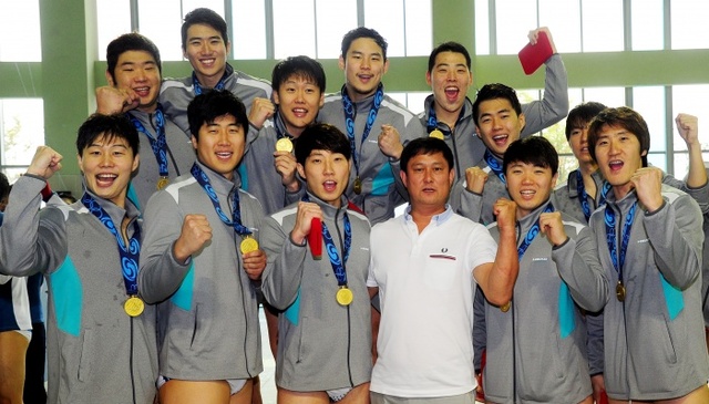 ▲ 13일 충남 아산 배미수영장에서 열린 제97회 전국체육대회 수영 수구 남자 일반부에서 14년 만에 정상을 되찾은 경기선발이 시상식 후 기념촬영을 하고 있다.전형민기자