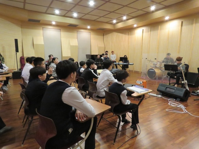 ▲ 강동대 음성진로체험지원센터가 음성군에 위치한 감곡중학교 학생 약120명을 대상으로 자유학기제 진로체험을 위한 학과체험 프로그램을 운영하고 있다.(사진=강동대)