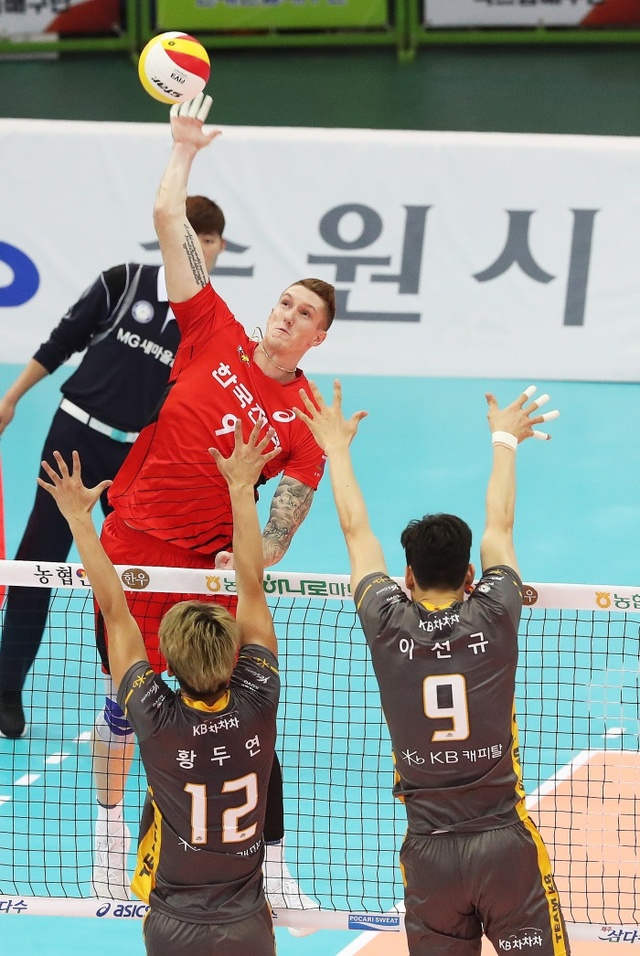 ▲ 18일 수원실내체육관에서 열린 2016-2017 NH농협 V리그 남자부 한국전력과 KB손해보험의 경기에서 한국전력 바로티가 공격을 하고 있다.연합뉴스