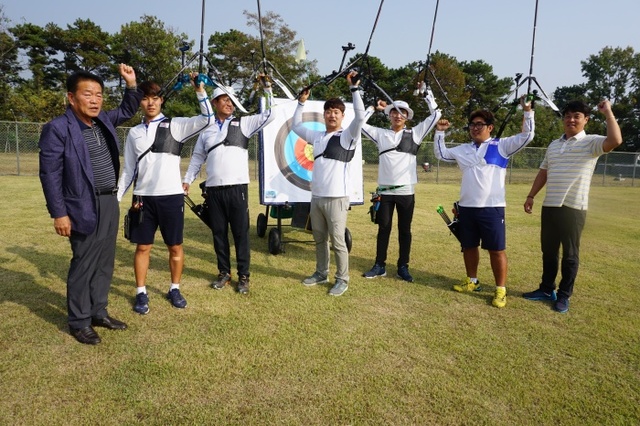 ▲ 서오석 감독(왼쪽)을 비롯한 코오롱엑스텐보이즈 양궁선수들이 화이팅을 외치고 있다.황선학기자