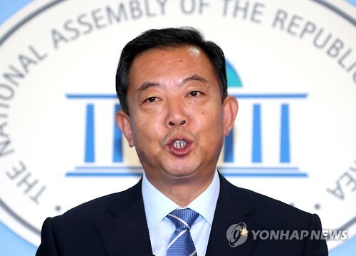 ▲ '손학규계' 이찬열 의원이 21일 오전 국회 정론관에서 기자회견을 열고 더불어민주당 탈당을 선언했다.
