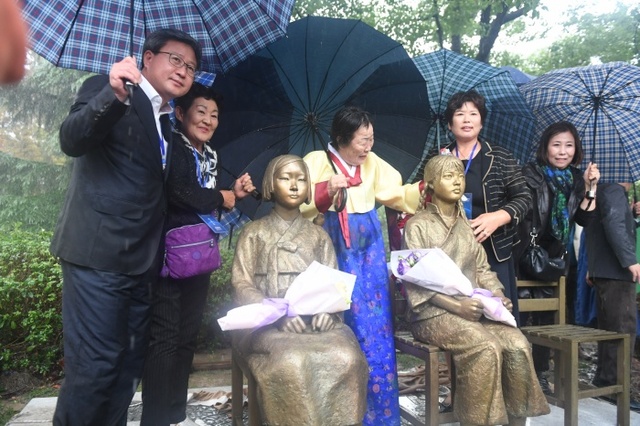 ▲ 소녀상 제막사진(중간 이용수 위안부 피해자 할머니)