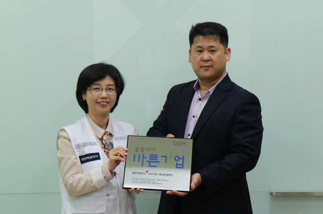 ▲ 대한적십자 인천광역시지사와 디딤푸드가 씀씀이가 바른기업 가입식을 진행하고 기념 사진을 찍고 있다.