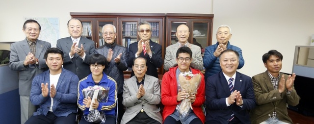 ▲ 경기도체육인회가 28일 제97회 전국체전에서 우수한 성적을 거둔 고교선수 2명에게 장학금을 전달한 뒤 기념촬영을 하고 있다.경기도체육회 제공