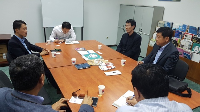 ▲ 인천대학교가 인천 첨단자동차부품사업 클러스터 지원사업의 일환으로 지난 2~8일 우즈베키스탄 타슈겐트 교통대학 및 코트라 관계자들과 자동차 수출입 등과 관련해 협력 방안을 논의하고 있다. 인천대 제공