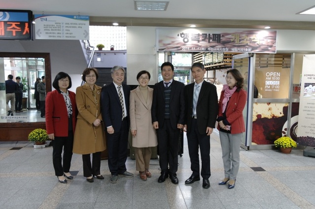 ▲ 조영숙 부천교육지원청 교육장(가운데) 등이 행복카페 개소식에 참석했다.