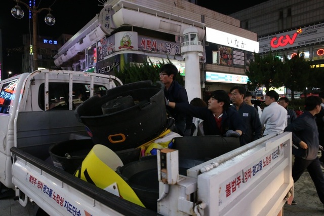 ▲ 광명시 철산상업지구에서 지도민원과 직원들이 불법 광고물을 수거하고 있다. 광명시 제공