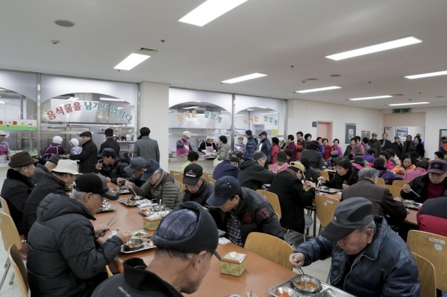 ▲ 1103 여성노인회관배식