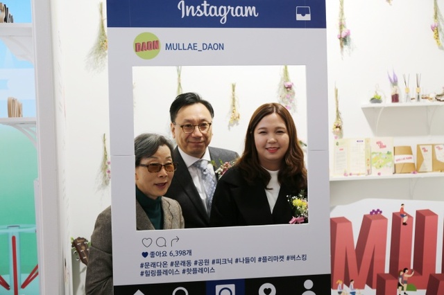 ▲ 김길자 경인여대 총장(왼쪽)이 졸업작품 전시회를 돌며 졸업 예정자들과 함께 전시회를 즐기고 있다