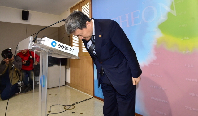 크기변환_1면 20161103 인천교통공사 사장 2호선 고장 운행중단 사과 기자회견 JUN_7002.jpg