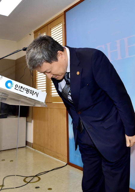 크기변환_1면 20161103 인천교통공사 사장 2호선 고장 운행중단 사과 기자회견_7002.jpg