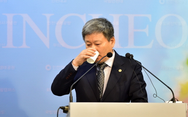 크기변환_1면 20161103 인천교통공사 사장 2호선 고장 운행중단 사과 기자회견_7456.jpg