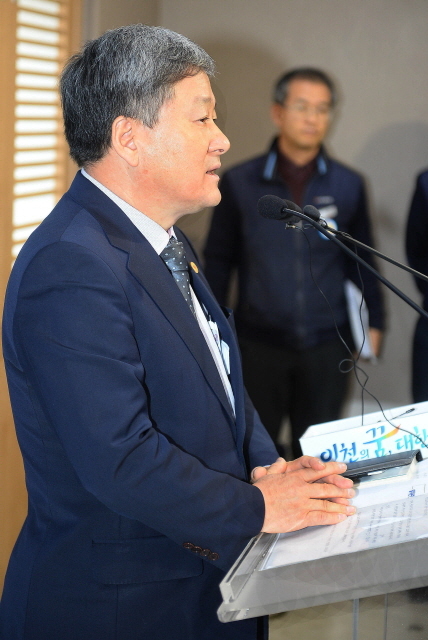 크기변환_1면 20161103 인천교통공사 사장 2호선 고장 운행중단 사과 기자회견JUN_5398.jpg