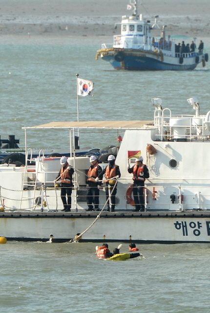 크기변환_3면 20161103 인천해경 민관군 낚시어선 전복 대응훈련 JYJ_3620.jpg