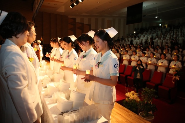 ▲ 가천대학교 간호대학이 4일 69회 나이팅게일 선서식을 진행하고 있다.