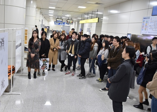 ▲ 지난 4일 수인선 인하대역 중앙홀에서 인하대학교가 개최한 남구주민과 함께하는 작은음악회 ‘인하대행 기차를 타고’에서, 인하대 시각정보디자인 전공 학생들이 지역협력수업 결과물을 소개하고 있다. 인하대 제공