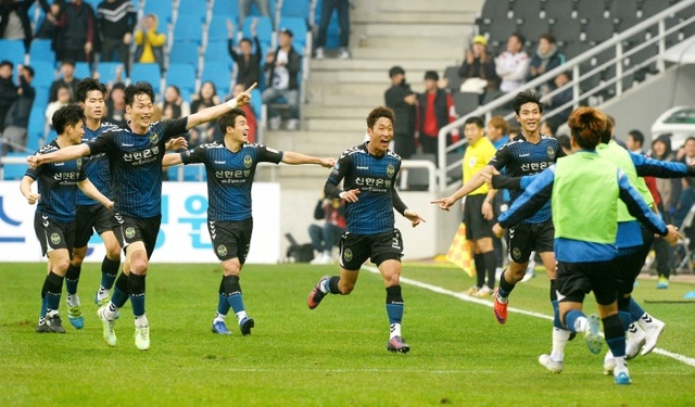 ▲ 5일 인천축구전용경기장에서 열린 인천 유나이티드와 수원FC의 ‘현대오일뱅크 K리그 클래식 2016’ 최종라운드에서 인천 김용환(3번)이 후반 30분 결승골을 터트린 뒤 동료들과 환호하고 있다.장용준기자