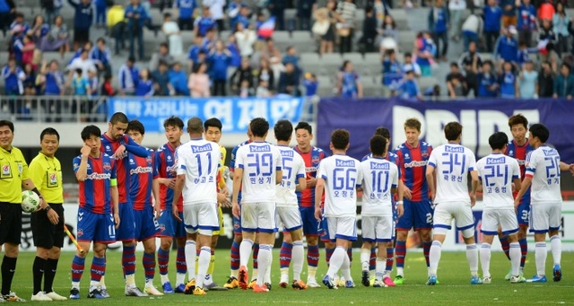 ▲ 한국 프로축구 사상 처음으로 열린 지난 5월 14일 ‘수원더비’에서 수원FC와 수원 삼성 선수들이 경기를 마친 뒤 인사를 나누고 있다.경기일보 DB