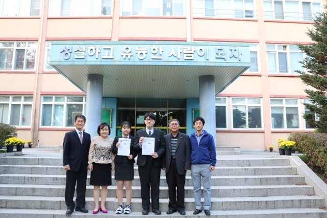 ▲ 시골의 작은학교 특성화교인 이천세무고가 지난 2014년 개칭해 첫 졸업에정자인 유가현(왼쪽세번째) 전호남(오른족 세번째) 학생이 세무공무원에 합격해 전병일 교장(오른족 두번째)선생님과 담당교사 등이 합격을 축하해 주고 있다.(사진=이천세무고)
