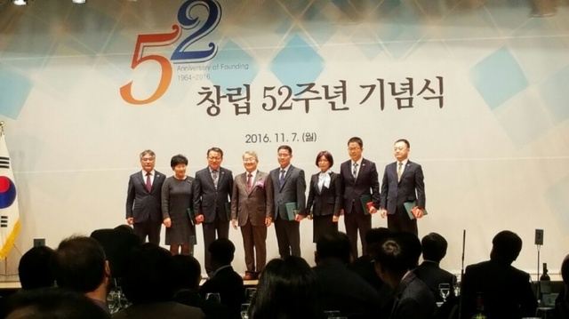 ▲ 건협인천지부, 이수배본부장이 30주년 근속 표창 수상후 동료들과 기념촬영을 하고 있다