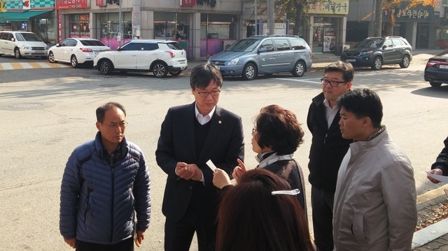 ▲ 안산-현장활동 하고 있는 이민근 의장(왼쪽에서 두번째)