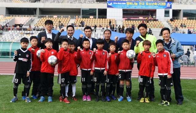 ▲ 김정주 화성시의회 의장(뒷줄 가운데)과 내빈들이 대회에 참가한 PEC 유나이티드 유소년 팀과 기념촬영을 하고 있다.PEC스포츠아카데미 제공