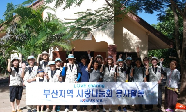 ▲ 대한항공 사내봉사단인 ‘사랑나눔회’회원 20여명은 지난 4일부터 9일까지 태국 북부 치앙다오 지역에서 현지 주민들을 위해 마을길 시멘트 포장을 비롯한 다양한 봉사활동을 펼쳤다. 사진은 대한항공 사내봉사단원들과 마을 주민들이 함께 기념 사진을 찍고 있는 모습/대한항공 제공